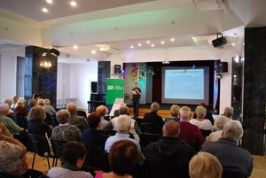 Policjant na spotkaniu z seniorami