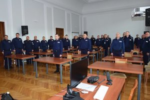 Policjanci służby dyżurnej podczas konkursu w auli Komendy Wojewódzkiej Policji w Rzeszowie.