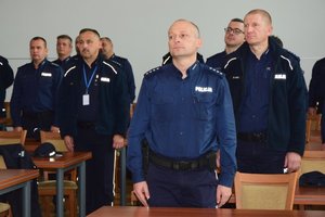 Policjanci służby dyżurnej podczas konkursu w auli Komendy Wojewódzkiej Policji w Rzeszowie.