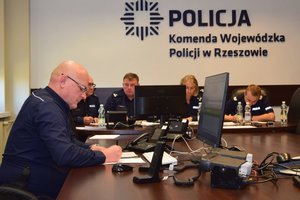 Policjanci służby dyżurnej podczas konkursu w auli Komendy Wojewódzkiej Policji w Rzeszowie.