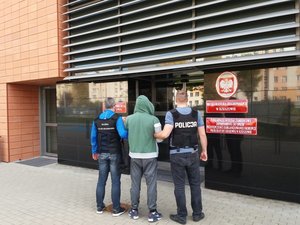 Osoba zatrzymana przez policjanta i funkcjonariusza KAS