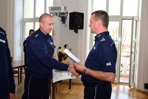 Policjant odbiera gratulacje z rąk p.o. Zastępcy Komendanta Wojewódzkiego Policji w Rzeszowie