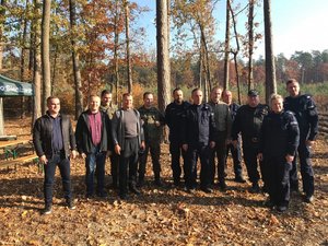 Policjanci podczas sadzenie drzewek Leśnictwo Białobrzeżki