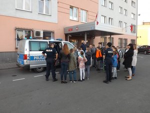 Dzieci przed Komendą Policji w Dębicy.