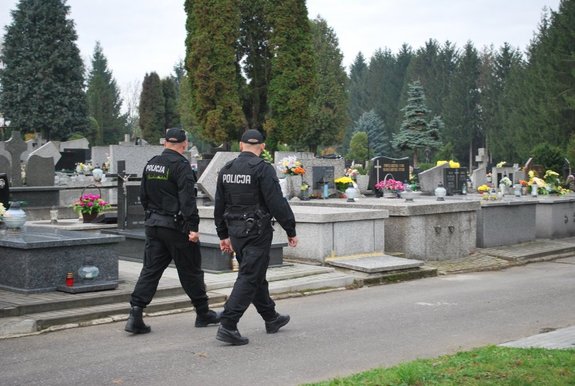 Policyjny patrol na cmentarzu komunalnym w Rzeszowie.