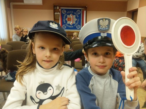 dzieci w czapkach policyjnych