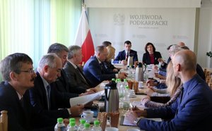 przedstawiciele służb i instytucji podczas spotkania z wojewodą