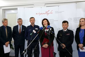 przedstawiciele służb i instytucji podczas spotkania z wojewodą