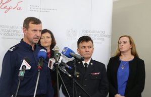 przedstawiciele służb i instytucji podczas spotkania z wojewodą