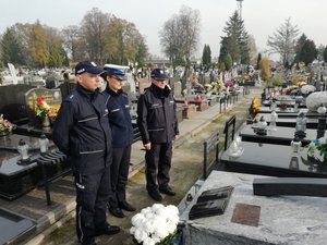 Delegacja na grobie zmarłego Komendanta Ryszarda Kuli