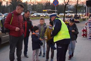 policjanci rozdają odblaski