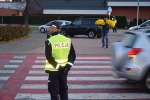 policjant przy przejściu dla pieszych