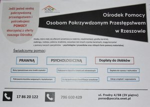 Plakat Ośrodka Pomocy Osobom Pokrzywdzonym Przestępstwem w Rzeszowie na którym wymienione są świadczenia: prawne, psychologiczne, dopłaty oraz numery telefonów i adres ośrodka.