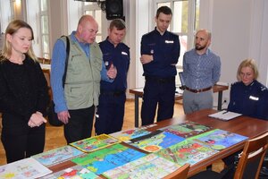 Komisja podczas wyboru najlepszych prac plastycznych