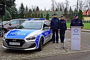 Komendant Powiatowy Policji w Przeworsku mł.insp Robert Sobolewski obok nowego pojazdu służbowego