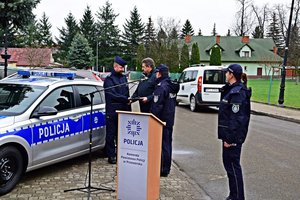 Odebranie kluczyków do pojazdu służbowego przez funkcjonariusza z Komisariatu Policji w Kańczudze