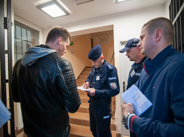 Na zdjęciu policjant i rezerwiści