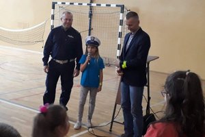 Policjanci podczas spotkania z dziećmi w Laszkach