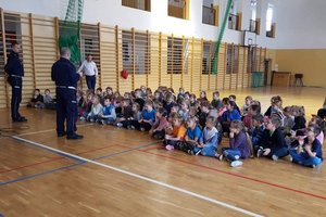 Policjanci podczas spotkania z dziećmi w Laszkach