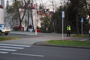 Policjant w rejonie przejścia dla pieszych
