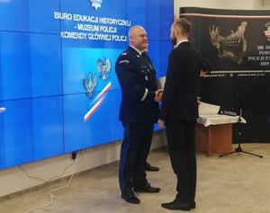 biegli z laboratorium kryminalistycznego w Rzeszowie podczas uroczystości nadania uprawnień wraz nadinspektorem Kamilem Brachą