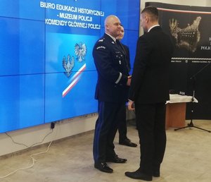 biegli z laboratorium kryminalistycznego w Rzeszowie podczas uroczystości nadania uprawnień wraz nadinspektorem Kamilem Brachą