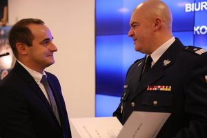 Biegły z laboratorium kryminalistycznego w Rzeszowie odbiera uprawnienia z rąk komendanta