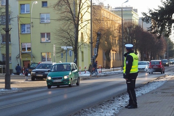 Policjant patroluje ul. Tysiąclecia w Krośnie.
