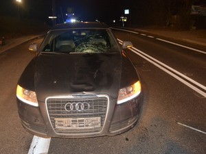 samochód z uszkodzona przednia szybą