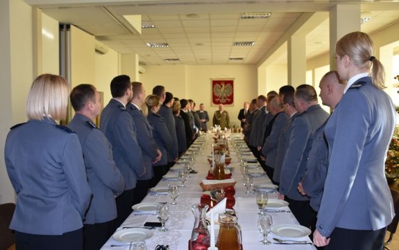 Spotkanie wigilijne w jarosławskiej jednostce. Przy stole znajdują się policjanci zgromadzeni na tej uroczystości.