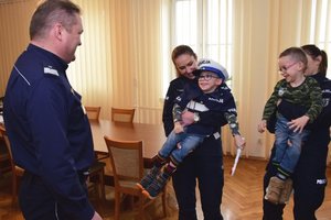 Fabianek i Sebastian podczas odwiedzin w Komendzie Wojewódzkiej Policji w Rzeszowie