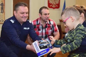 Fabianek i Sebastian podczas odwiedzin w Komendzie Wojewódzkiej Policji w Rzeszowie