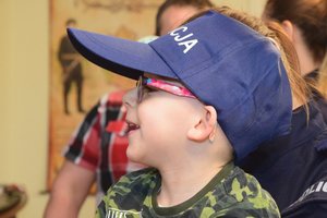 Fabianek i Sebastian podczas odwiedzin w Komendzie Wojewódzkiej Policji w Rzeszowie