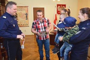 Fabianek i Sebastian podczas odwiedzin w Komendzie Wojewódzkiej Policji w Rzeszowie