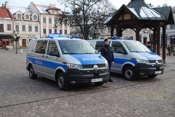 Nowe radiowozy rzeszowskich policjantów zakupione przy wsparciu finansowym Prezydenta Rzeszowa Tadeusza Ferenca.