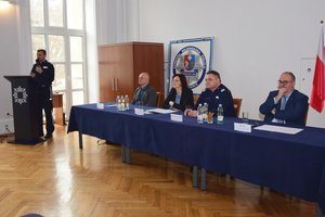Policjanci i zaproszeni goście podczas odprawy rocznej w auli KWP w Rzeszowie