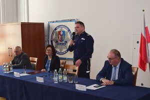 Policjanci i zaproszeni goście podczas odprawy rocznej w auli KWP w Rzeszowie