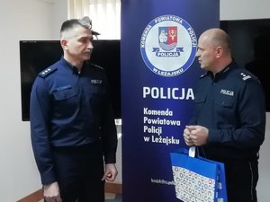 Kolorowa Fotografia. Komendant Powiatowy Policji w Leżajsku  żegna I Zastępcę w świetlicy komendy.