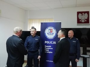 Kolorowa fotografia. Komendant Powiatowy PSP w Leżajsku i jego zastępca żegnają komisarza Ryszarda Tykę.