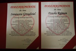Pamiątkowe dyplomy dla wyróżnionych policjantów