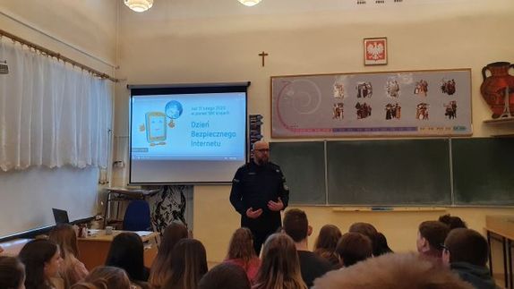 W klasie lekcyjnej, policjant prowadzi spotkanie z uczniami  Szkoły Podstawowej Nr 1 w Rzeszowie.