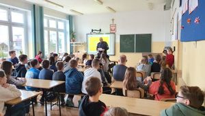 W klasie policjant prowadzi prelekcje dla uczniów Szkoły Podstawowej w Jasionce.