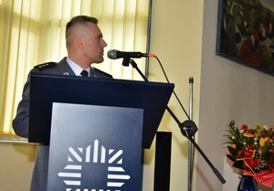 Komendant Powiatowy Policji w Jarosławiu omawia przy mównicy wyniki pracy jarosławskich policjantów