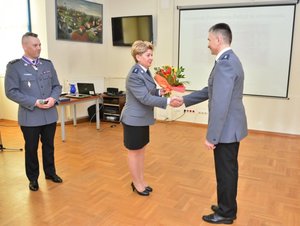 Policjantka przekazuje kwiaty Zastępcy Komendanta Powiatowego Policji w Jarosławiu
