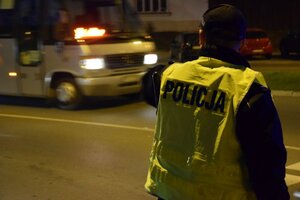 Policjant zatrzymuje samochód do kontroli