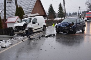 Uszkodzone pojazdy biorące udział w wypadku w Iskrzyni.