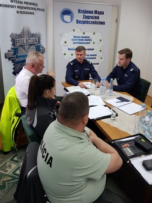 Uczestnicy spotkania podsumowującego polsko-słowackie patrole policyjne