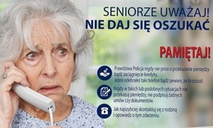 Seniorka rozmawia przez telefon