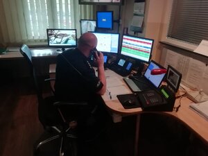 dyżurny policji odbiera telefon