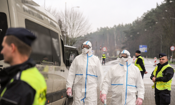 Działania ochronne policjantów.